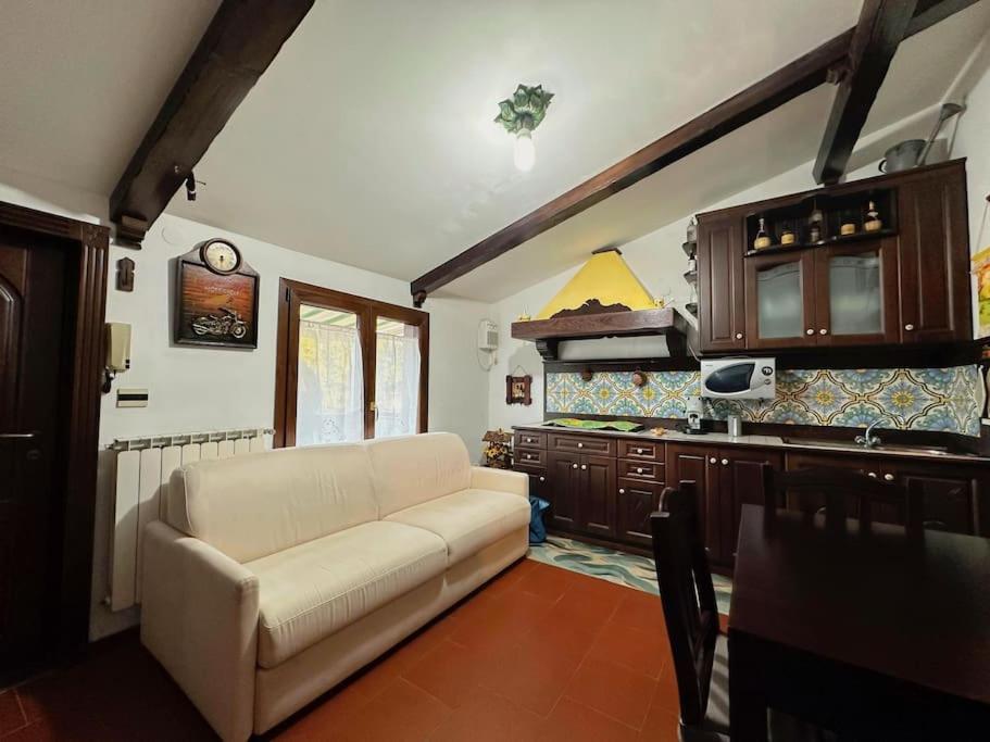 Free Parking La Bianca Neve Cottage Кастель-ді-Сангро Екстер'єр фото